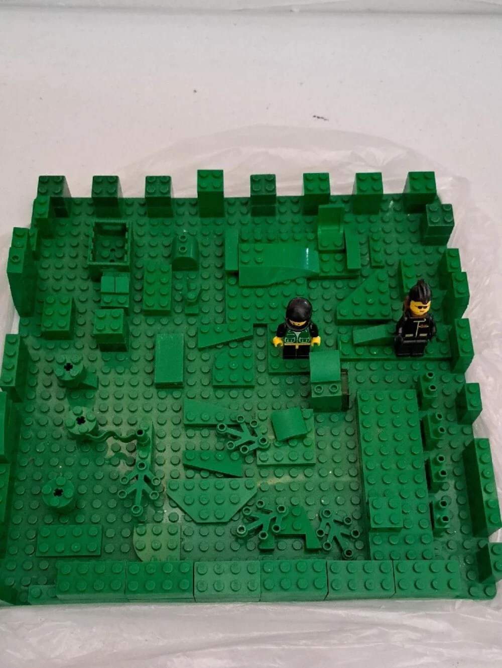 Green Building Base with Minifigures Lego Toy